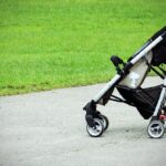 Jak przewozić wózek dziecięcy w samolocie?